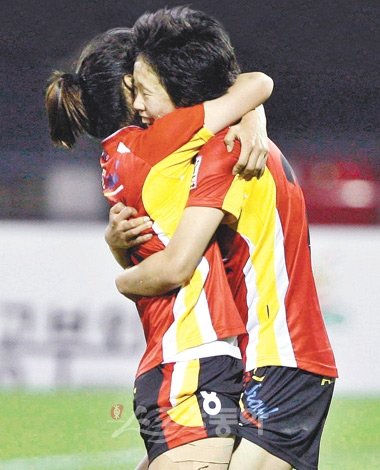 승자의 포옹 서울시청 정원정(오른쪽)이 WK리그 수원시시설관리공단과의 경기 후반 인저리 타임에 결승골을 넣은 뒤 동료 정세화를 끌어안고 기뻐하고 있다. 수원 | 양회성 기자 yohan@donga.com