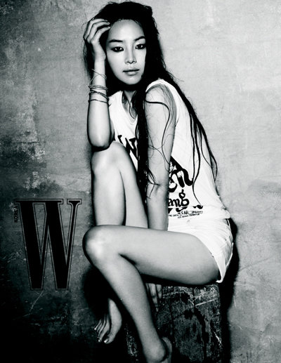 패션 잡지 ‘W Korea’의 환경 캠페인 프로젝트 ‘WEAR GREEN’의 환경 캠페인 대사 자격으로 참여해 티셔츠 화보 촬영한 배우 한지혜.