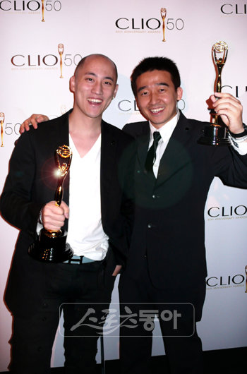 세계적 광고제인 클리오 어워즈(Clio Awards) 50주년 수상식에서 ‘뿌린 대로 거두리라’ (What goes around comes around)라는 주제의 반전 캠페인으로 광고 포스터 부문 최고상인 금상을 수상한 빅앤트 인터내셔널의 크리에이티브 디렉터 박서원씨와 수석 아트디렉터 이제석씨.