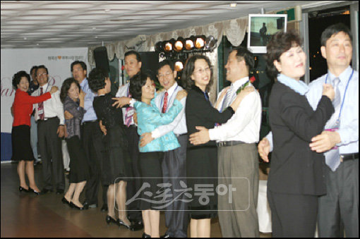 사랑이 빛나는 밤 선상파티 [사진제공=건강과 성박물관]