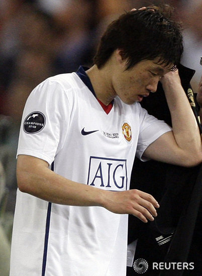 고개 숙인 박지성. ⓒ로이터, 무단전재 및 재배포 금지