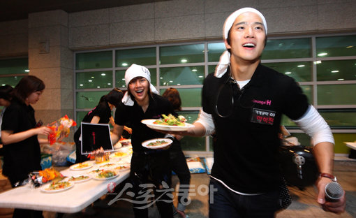 ‘꽃미남 스타들의 손님 모시기.’ 장근석과 하석진이 ‘최신식 학사주점’을 열었다. 한양대학교에 재학 중인 둘은 축제를 맞아 ‘라운지 H’라는 이름의 주점을 열고 서빙부터 DJ까지 ‘1인 다역’을 소화했다. 저칼로리 안주와 칵테일을 메뉴로 내놓은 둘은 ‘2009년 학사주점’의 새로운 트렌드를 만들었다. 
임진환 기자｜photolim@donga.com