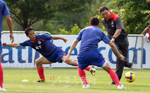 ‘허, 녹슬지 않았네.’  물면 놓아주지 않았던 ‘진돗개’ 허정무(오른쪽) 대표팀 감독이 28일, 파주NFC에서 이영표(왼쪽) 등과 공 뺏기 훈련을 하고 있다. 둘은 네덜란드 PSV에인트호벤에서 뛴 이력을 공유하고 있다.파주 ｜ 김종원 기자 won@donga.com