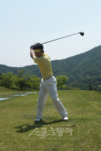 1일 강원도 원주 오크밸리 골프장에서 열린 2009 한국장타자선수권 1차 예선에서 421야드로 우승을 차지한 공정안이 화력 시범을 보이고 있다. 사진제공|웍스골프