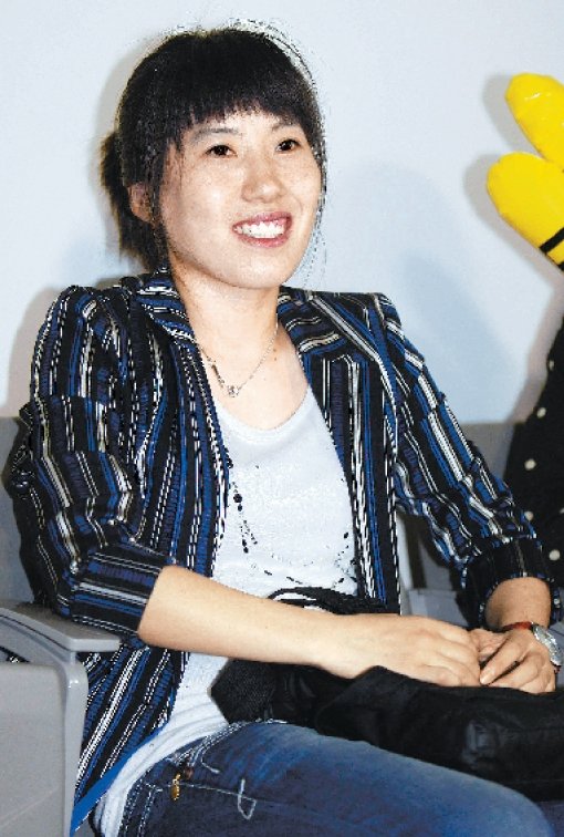 한때 여자 축구 최고 공격수로 이름을 날렸던 대교 정정숙. 하지만 지금은 위암 수술을 받고 투병 중이라 그라운드에 서지 못한다. 그녀는 1일 인천 현대제철-경남 대교캥거루스 전을 직접 찾아 애써 밝은 표정으로 팀을 응원했다. 수원 ｜ 양회성 기자 yohan@donga.com