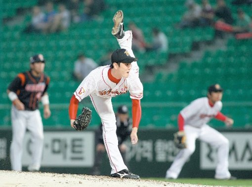 ‘8번째 승리.’ SK 김광현이 문학 홈경기에서 롯데를 상대로 시즌 8승째를 올리며 다승 단독 선두에 올랐다. 김광현은 6.1이닝 동안 삼진 5개를 곁들이며 2실점을 기록했다. 문학 ｜ 김종원 기자 won@donga.com