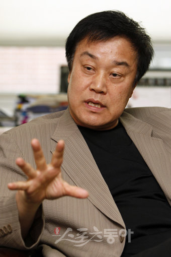 ‘충무로의 맏형’으로 불리는 씨네2000 이춘연 대표는 그 특유의 달변 만큼이나 의미있는 영화를 제작해왔다. 그의 19번째 영화 ‘여고괴담5:동반자살’은 ‘한국 공포영화의 명품’으로 불려온 ‘여고괴담’ 시리즈의 10주년 기념작이다. 양회성 기자 yohan@donga.com