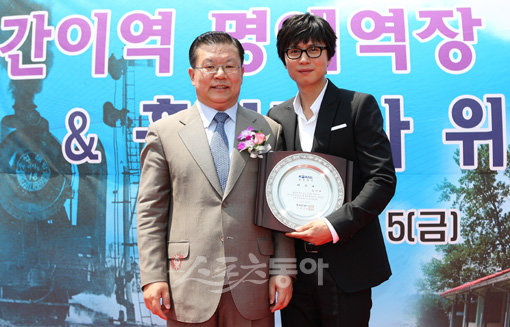 5일 경기도 양평군 중앙선 매곡역에서 코레일은 ‘무인역 명예역장(36명) 임명식’과 ‘코레일 홍보대사(김민종·안정환) 위촉식을 개최했다. 양평(경기) | 임진환 기자 photolim@donga.com