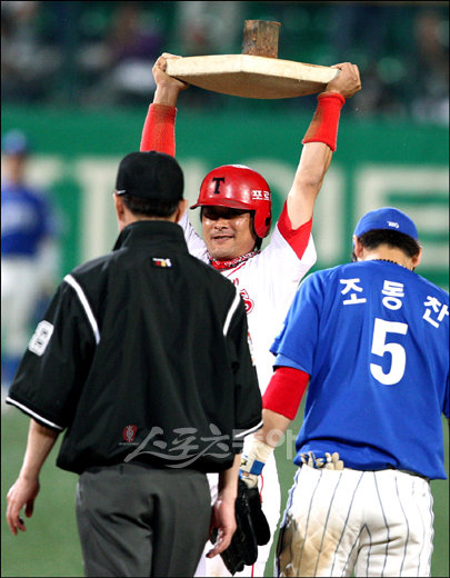 5일 오후 광주 무등야구장에서 `2009 CJ마구마구 프로야구` KIA 타이거즈와 삼성 라이온즈의 경기가 열렸다. 6회말 1사 1루에서 KIA 김상현 타석때 1루주자 이종범이 개인통산 500도루(역대 2번째)에 성공한뒤 2루베어시를 번쩍 들어보이고 있다.