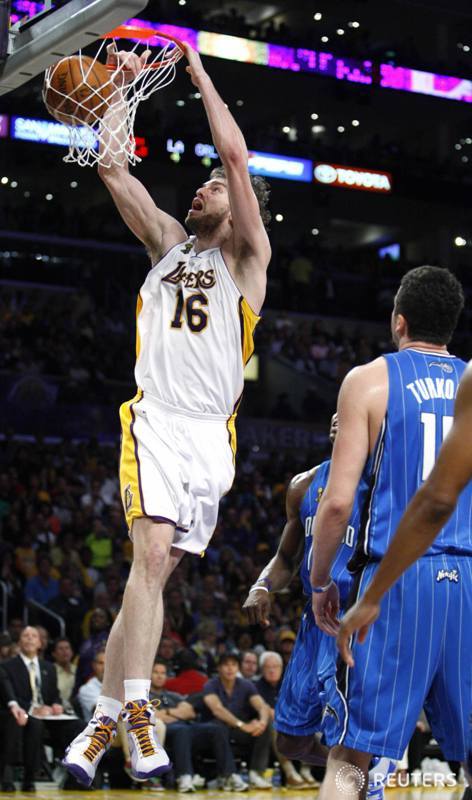 7일(현지 시간) 로스앤젤레스에서 열린 올랜도 매직- LA 레이커스의 NBA 챔피언결승전 2차전에서 LA 레이커스의 파우 가솔 선수가 덩크슛을 하고 있다. ⓒ로이터, 무단전재 및 재배포 금지