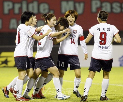 철녀들의 V환호 현대제철 김주희(오른쪽 3번째)가 8일 수원종합운동장에서 열린 대교눈높이 2009 WK리그 서울시청과의 경기에서 페널티킥 결승골을 넣은 뒤 동료들에 둘러싸여 기쁨을 나누고 있다. 수원 ｜ 양회성 기자 yohan@donga.com