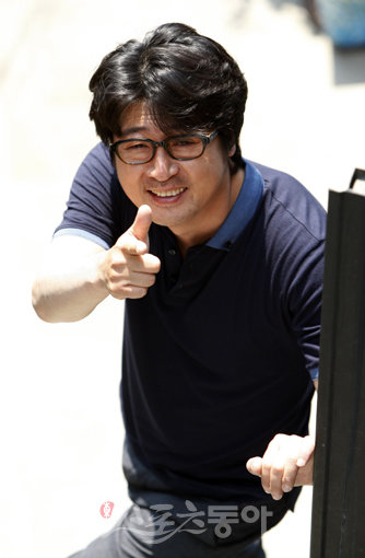 “가장 김윤석에 가까운 남자? 이번 영화가 그런 것 같습니다.” 김윤석이 영화 ‘추격자’ 이후 1년여 만에 새 작품을 들고 관객을 찾는다. 11일 개봉되는 영화 ‘거북이 달린다’가 그것. 김윤석은 이 작품을 “가족 드라마”라고 표현하며 “특히 가족에게 인정받기 위해 고군분투하는 모든 아버지의 모습을 극적으로 담았다”고 설명했다.양회성 기자 yohan@donga.com