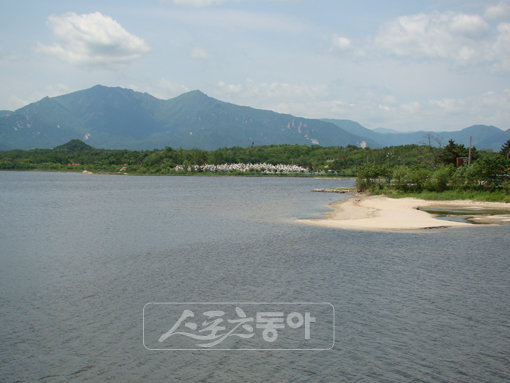 동해 낭만가도를 따라 여행하다 보면 근사한 풍경을 종종 만날 수 있다. 속초 시의 영랑호는 화랑을 반하게 한 아름다운 석호와 이를 따라 조성된 산책로가 일품이다. 사진제공 ｜ 속초시청