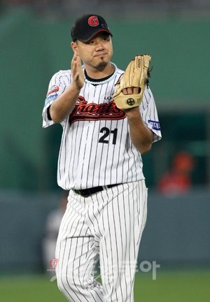 2009 프로야구 롯데자이언츠 대 한하이글스 경기가 10일 부산 사직야구장에서 열렸다. 5회초 무사 1루 한화 송광민의 보내기 번트가 내야 플라이 되자 롯데 1루수 이대호가 고의로 볼을 놓친 후 1루로 송구해 아웃시킨 후 1루주주 이영우도 2루에서 아웃되자 송승준이 박수를 치고 있다. 사직 | 김종원기자 won@donga.com