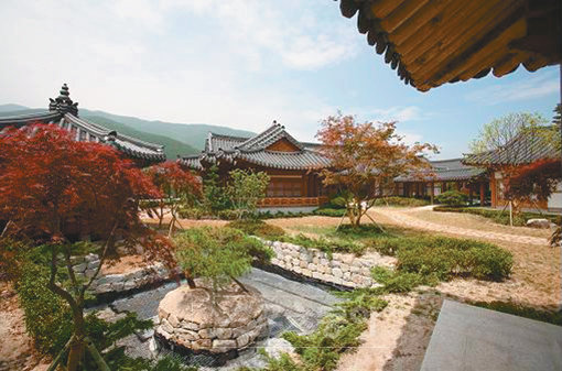 만화 ‘식객’에 나온 요리를 선보이는 운암정은 여행객과 미식가들의 발길을 붙들어 맬 전망이다. 29일 개장한다.