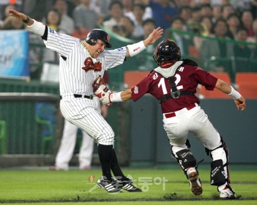 “가르시아 살려” 2회 2사 만루에서 롯데 이인구의 내야안타 때 2루주자 가르시아가 3루에서 오버런, 히어로즈 포수 강귀태에게 태그 아웃되고 있다. 사직 ｜ 김종원 기자 won@donga.com
