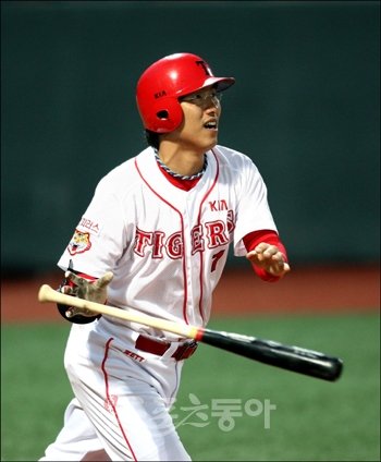 KIA 장성호가 대기록 문턱에서 주저앉았다.11일 목동 히어로즈전에서 4안타를 뽑아낸 뒤 12일 광주 한화전 4번째 타석까지 8연타석 안타를 이어가던 장성호는 5번째 타석에서 삼진으로 물러나 아쉬움을 남겼다.