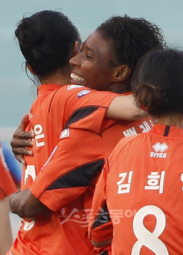 대교의 쁘레치냐(가운데)가 15일 열린 WK리그 서울시청과의 경기에서 선제골을 넣은 뒤 동료들과 함께 기뻐하고 있다. 여주 ｜ 양회성기자 yohan@donga.com