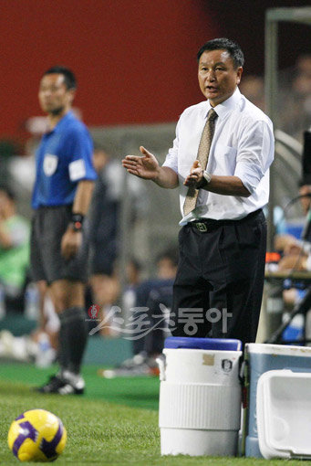 17일 오후 서울월드컵경기장에서 열린 2010년 남아공월드컵 아시아 최종예선 B조 최종전 한국과 이란의 경기에서 허정무감독 . 상암 | 임진환 기자 photolim@donga.com