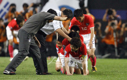 17일 오후 서울월드컵경기장에서 열린 2010년 남아공월드컵 아시아 최종예선 B조 최종전 한국과 이란의 경기에서 한국의 주장 박지성이 동점골을 터트린 후 동료들과 세리머니를 하고 있다. 상암 | 임진환 기자 photolim@donga.com