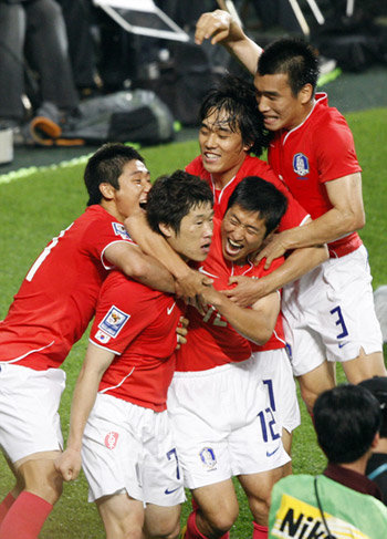 한국 축구국가대표팀 박지성이 17일 오후 서울월드컵경기장에서 열린 이란과의 2010 남아공 월드컵 아시아지역 최종예선 B조 마지막 경기에서 후반 동점골을 떠뜨리자 동료들이 달려와 기뻐하고 있다.상암 | 양회성 기자 yohan@donga.com