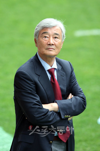 대전 시티즌 이사회가 김호 감독에게 자진 사임을 제안한 것으로 알려진 가운데 김 감독은 계약기간인 올해 말까지 남겠다는 입장을 보이고 있다. 대전은 22일 재차 이사회를 열 계획이어서 어떤 결론이 내려질지 주목된다. 스포츠동아DB