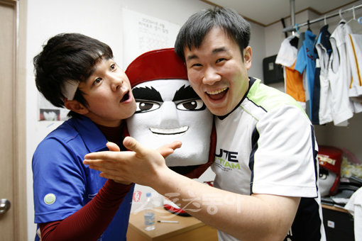 턱돌이 마스크 수여식. 목동 | 임진환 기자 photolim@donga.com