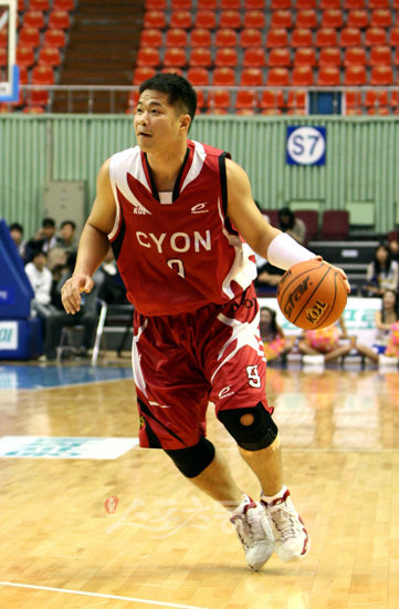 12년간의 현역생활을 마무리하고 정상에 섰을 때 코트를 떠나는 현주엽.[스포츠동아DB]