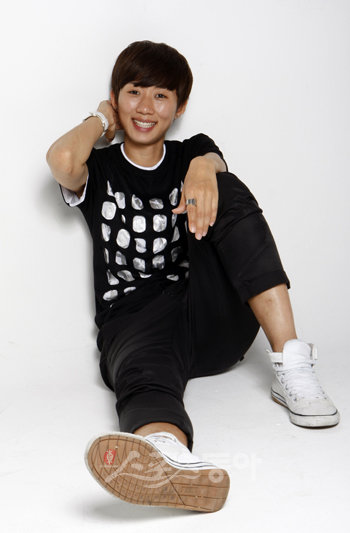 그라운드 안에서는 누구에게도 지기 싫어하는 승부사 김주희. 하지만 밖에서 만난 그녀는 ‘얼짱’ 이라는 별명답게 아름다운 외모를 지닌, 음악과 춤을 좋아하는 풋풋한 숙녀였다. 하체가 굵어 치마는 절대 안 입는단다. 양회성 기자 yohan@donga.com