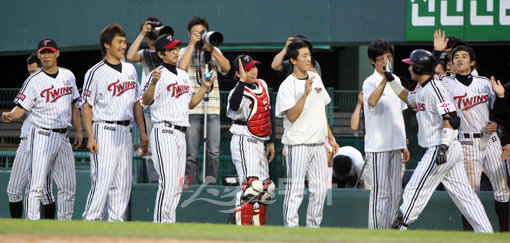 “화끈한 신고식” LG 박병호가 24일 잠실 히어로즈전에서 4회말 솔로홈런을 날린 뒤 덕아웃 앞으로 나온 동료들의 축하를 받고 있다. 이날 1군 엔트리에 등록된 박병호는 2회 시즌 1호 홈런에 이어 연타석 홈런포로 팀 승리를 이끌었다. 잠실|박화용 기자 inphoto@donga.com