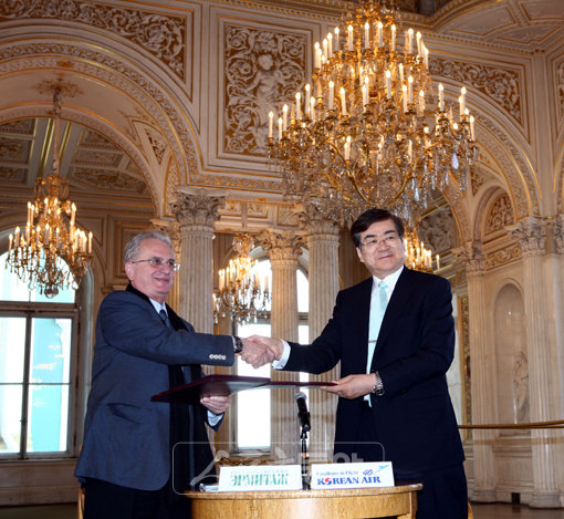조양호 한진그룹 회장(오른쪽)이 미하일 보리소비치 피오트롭스키 에르미타주 박물관장과 29일(현지시간) 후원 협약을 맺은 뒤 악수하고 있다.