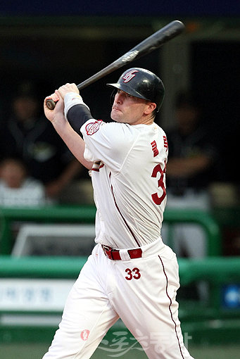 클락, 삼삼한 두방 히어로즈의 클락이 6회말 2사에서 힘찬 스윙으로 가운데 담장을 넘기고 있다. 클락은 1회말 선두타자로 나와 솔로홈런을 치는 등 이날 2개의 아치를 그렸다. 목동|김종원 기자 won@donga.com