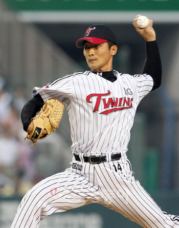 5일 잠실 두산전, 8회초 2사 1루에서 상대 대타 이대수를 중견수 플라이로 처리, 한국 프로야구 개인통산 첫 100홀드를 기록한 LG 좌완 류택현이 역투하고 있다. 잠실 | 김종원 기자