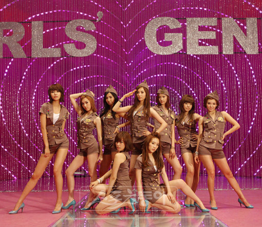 새 음반을 발표할 때마다 노래는 물론 패션, 춤 등으로 화제를 모았던 소녀시대. 이번엔 제복패션과 스톤워시 청바지, 제기차기춤과 각선미춤 등으로 신드롬을 일으키고 있다. 사진제공 | SM 엔터테인먼트