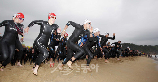 지난 6월14일 강원도 삼척과 태백 일원에서 열린 ‘2009 하이원 국제트라이애슬론’ 참가자들이 역주하고 있다. 스포츠동아DB