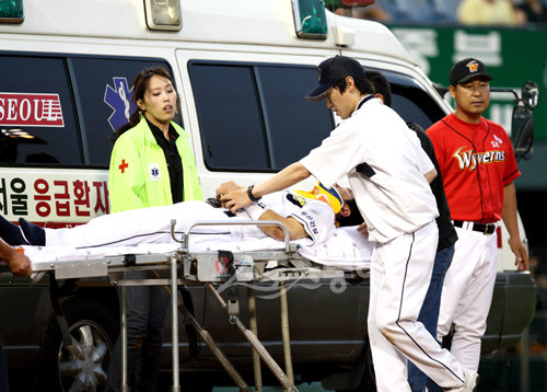 두산 손시헌 빈볼에 머리 맞는 부상. 양회성 기자 yohan@donga.com
