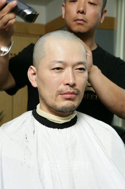 영화 ‘이끼’ 에서 이장 천용덕 역을 위해 삭발을 감행한 배우 정재영.