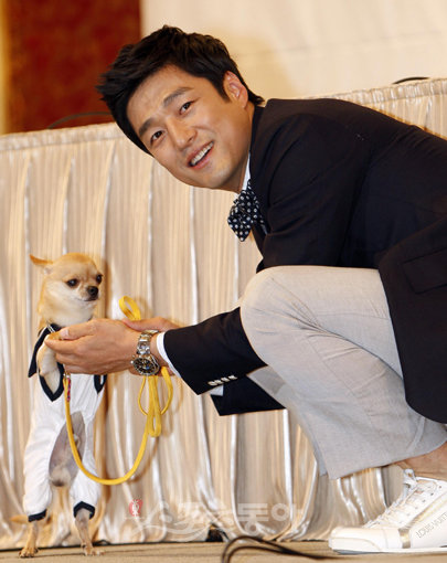 지진희가 애견 스타로 떠오르는 치와와 상구를 안고 웃음을 짓고 있다. 지진희와 상구는 KBS 2TV 드라마 ‘결혼 못하는 남자’에 함께 출연하며 인기를 끌고 있다. 양회성 기자 yohan@donga.com