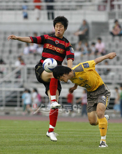 1일 고양종합운동장에서 열린 FA컵 16강전 고양 국민은행과 포항 스틸러스의 경기. 고양의 돈지덕과 포항의 유창현이 볼을 다투고 있다. 고양 | 임진환 기자 photolim@donga.com
