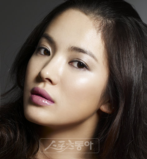 딸기우유 립스틱으로 사랑스러운 이미지를 연출한 송혜교