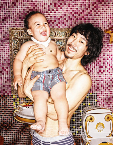 드렁큰타이거(오른쪽)가 아내 윤미래와의 사이에서 낳은 아들 조단을 들고 밝게 웃고 있다. 사진제공 |정글 엔터테인먼트