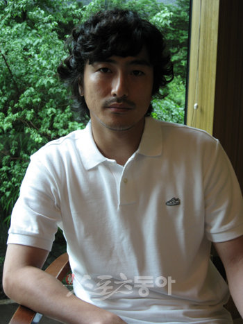 중국에서 제2의 전성기를 열어가고 있는 ‘한국의 베컴’ 안정환. 그가 12일 스포츠동아와의 출국 전 인터뷰에서 자신의 근황과 심경을 털어놓고 있다. 최용석 기자 gtyong@donga.com