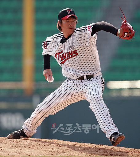 겉은 명랑 쾌활하지만 이동현은 세 번의 수술과 재활을 거치면서 근성으로 뭉쳐있다. 스포츠동아DB