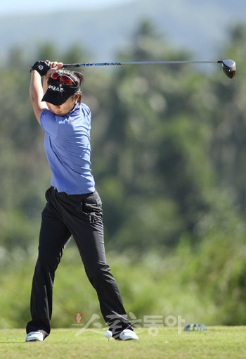 백스윙 톱 자세에서 상체의 코일 동작으로 자연스런 체중이동이 일어난다. 이 자세야말로 가장 이상적인 백스윙 톱 동작이다. 사진제공|골프매거진