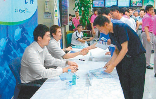 10일 수원스피존을 방문한 특선급 정해권(왼쪽 두번째)선수와 우수급 이종필 선수(왼쪽 첫번째)가 경륜팬들에게 사인을 해주고 있다.사진제공｜경주사업본부