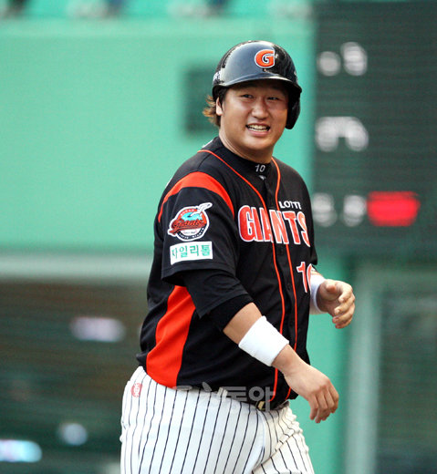 ‘아듀, K리그!’ 이변이 없는 한 한국 선수로는 7번째 잉글랜드 프리미어리거가 탄생할 전망이다. 볼턴 원더러스 이적을 사실상 확정한 이청용(오른쪽)이 K리그 고별 무대가 될 19일 강원 원정전에서 전반 종료직전 득점한 뒤 ‘절친 동료’ 기성용과 함께 기쁨을 나누고 있다.강릉 | 김종원 기자 won@donga.com