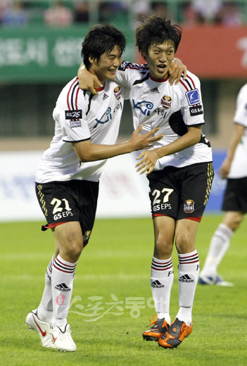 ‘아듀, K리그!’ 이변이 없는 한 한국 선수로는 7번째 잉글랜드 프리미어리거가 탄생할 전망이다. 볼턴 원더러스 이적을 사실상 확정한 이청용(오른쪽)이 K리그 고별 무대가 될 19일 강원 원정전에서 전반 종료직전 득점한 뒤 ‘절친 동료’ 기성용과 함께 기쁨을 나누고 있다.강릉 | 김종원 기자 won@donga.com