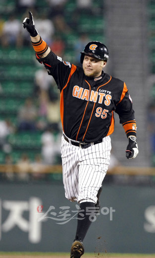 ▲ 롯데 가르시아가 21일 잠실 두산전 7회 2사 만루에서 홈런을 친 후 관중들의 환호에 답하며 그라운드를 돌고 있다. 가르시아의 홈런에 힘입어 롯데는 두산을 대파하고 8연승을 기록했다.잠실 ｜ 김종원 기자 won@donga.com