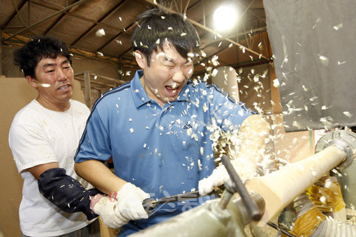 나무 팝콘은 싫어요!’ 모든 게 세밀한 공정을 거쳐야 했다. ‘방망이 깎는 노인’을 생각하며 직접 야구배트 제작을 체험했지만 쉬운 일은 없었다. 건목 과정에서 ‘칼 밥’이 튀자 그만 눈을 감아버렸다. 대전 | 양회성 기자 yohan@donga.com