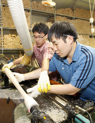 ‘그쪽은 좀 더 깎아야죠!’ 마음속으로 쉼 없이 ‘장인정신’을 부르짖어야 했다. 각 선수들이 원하는 타입의 방망이가 있기 때문에 한 과정, 한 과정에 심혈을 기울일 필요가 있다. 배트를 깎다가 서툰 모습을 보이자 한 직원이 가르치고 있다.
대전 | 양회성 기자 yohan@donga.com